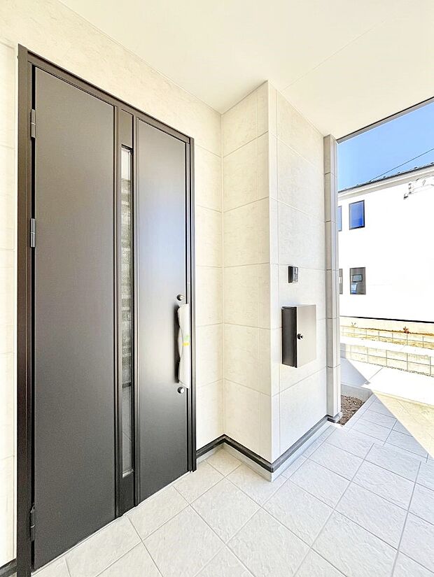 玄関前は雨が降っても濡れにくい屋根付き