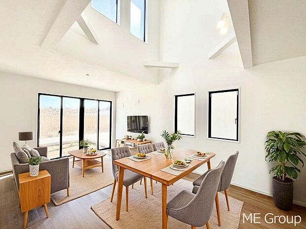 ご家族の賑やかな話し声で包まれる明るいリビング ※家具はCGです