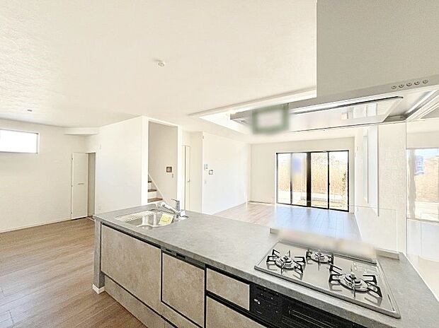 リビングを見渡せる人気のカウンターキッチン。 家族を見守りながら家事をすることができます。