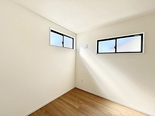 2面採光で気持ちよく自然光が取り入れられるのでお子様のお部屋にもピッタリ