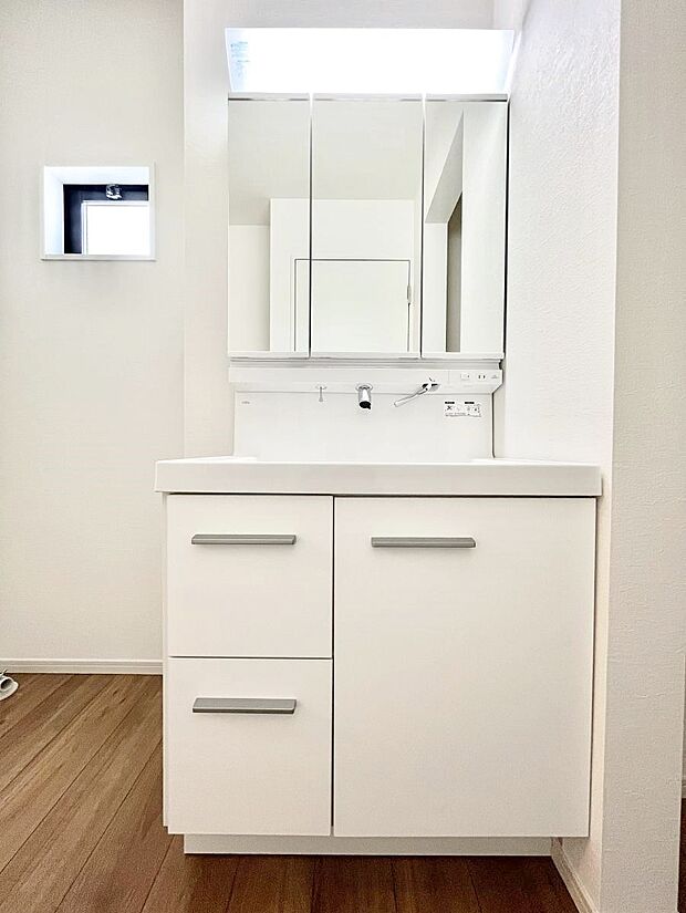 三面鏡の裏に、化粧品や衛生用品などを収納可能。洗面台をすっきりと保ちます!