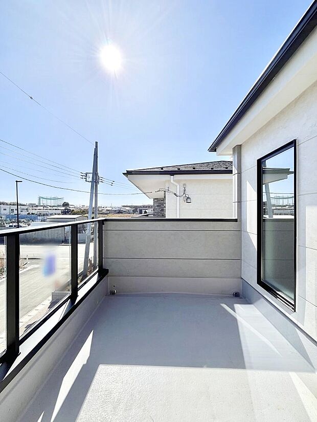 ゆったりバルコニーだから沢山お洗濯ものを干せます。