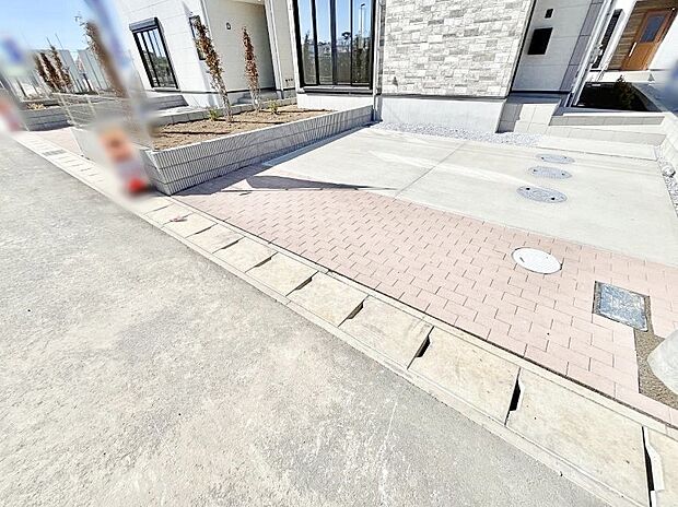 2台(車種による)駐車可!ご家族みんなの自転車も置ける広々カースペース。