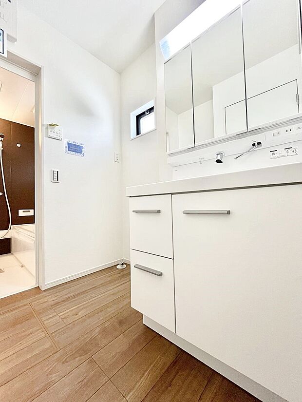 小窓がついているので湿気の多い場所でも換気が十分行えます。毎日の身支度を気持ち良く!