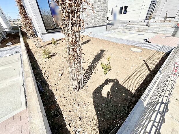 住まいに明るい光と開放感を演出してくれる庭スペース付き!