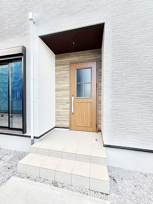 玄関前は雨が降っても濡れにくい屋根付き