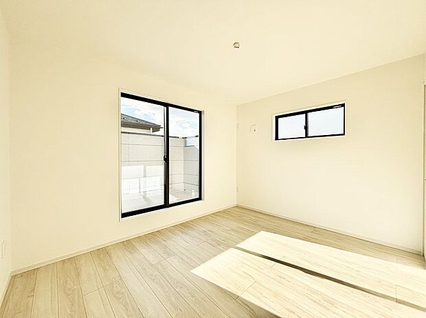 バルコニーが開放感をプラスしてくれる洋室