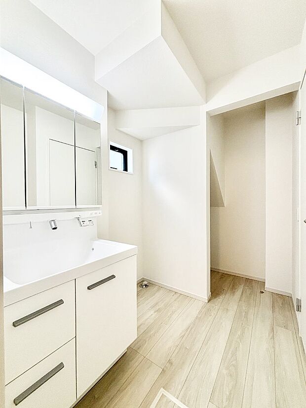 清潔感ある洗面化粧室で朝の身支度も快適