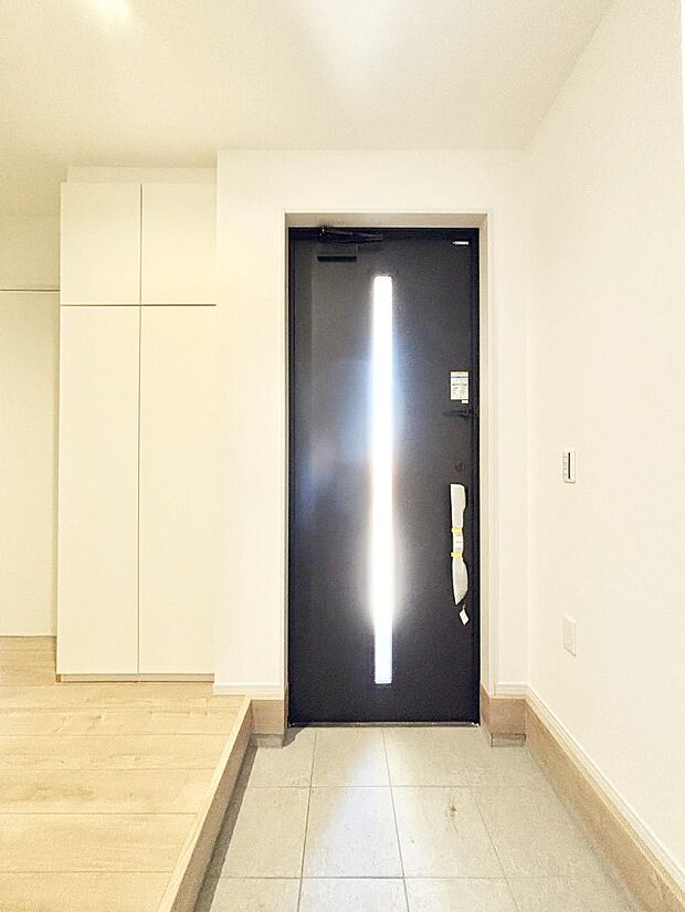 ガラススリットの入った玄関ドアが室内に光を届けてくれます