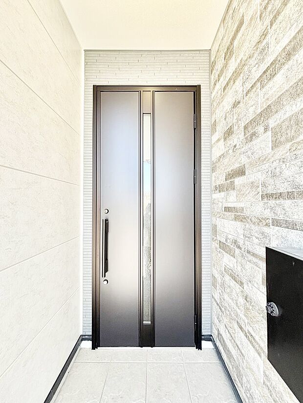 玄関前は雨が降っても濡れにくい屋根付き