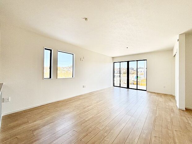 大きな窓からたっぷりの陽光と風を感じられるリビング