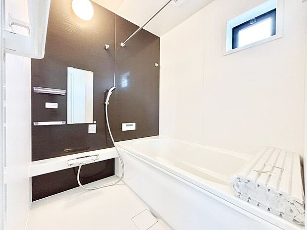 一日の疲れを癒してくれる明るい清潔感のあるバスルーム