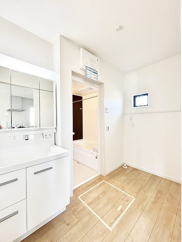 清潔感ある洗面化粧室で朝の身支度も快適