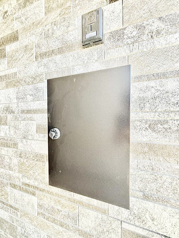 シンプルなデザインのポスト