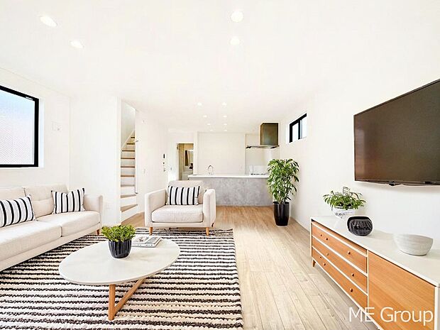 家族の和やかな会話が聞こえてきそう。開放感のあるリビングです。※家具はCGです  