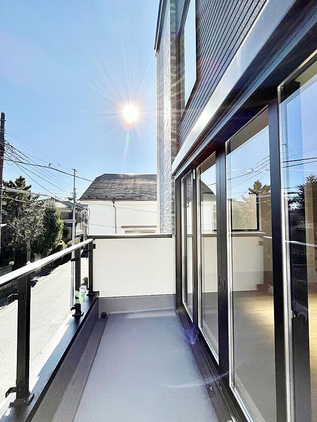 ゆったりバルコニーだから沢山お洗濯ものを干せます。