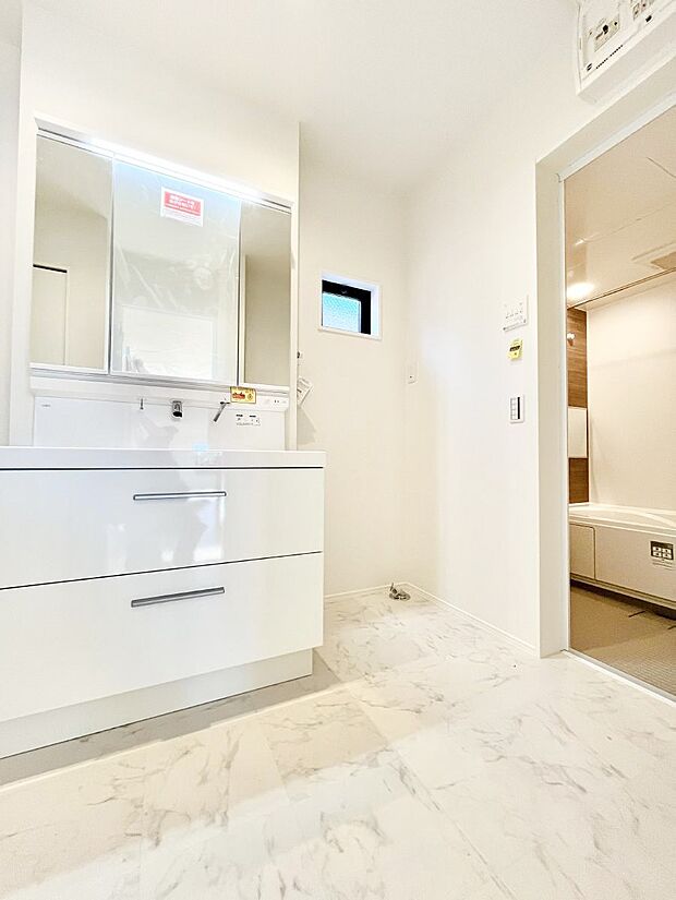 身支度もスムーズにおこなえる脱衣場。  