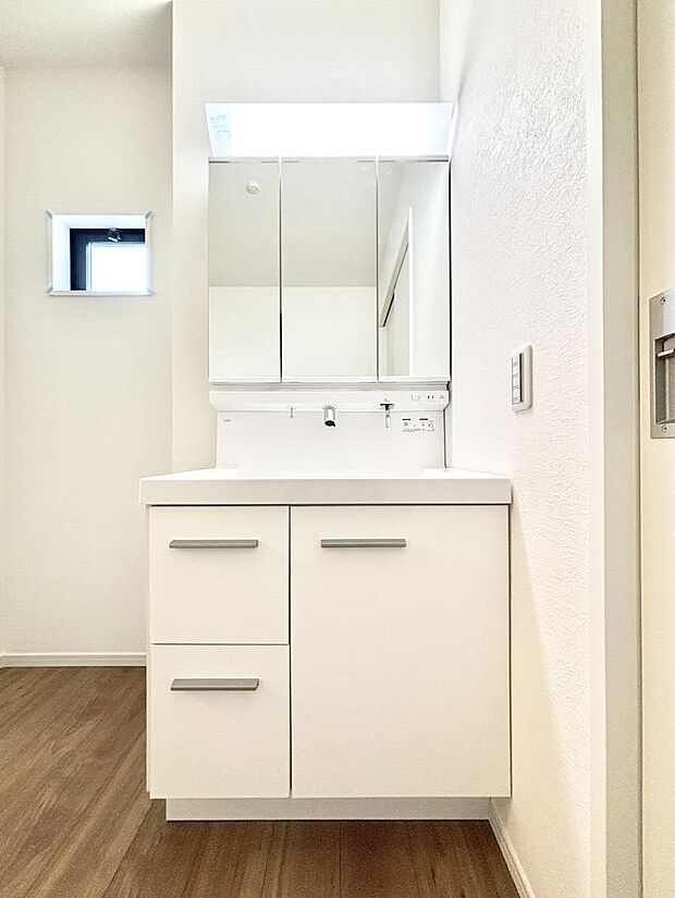 大きく見やすい三面鏡で清潔感ある洗面台は、身だしなみチェックや肌のお手入れにおすすめです。