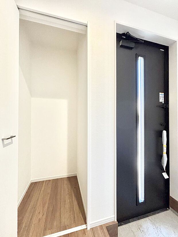 玄関ホール収納です。掃除道具やお出かけ用グッズの収納に便利です。