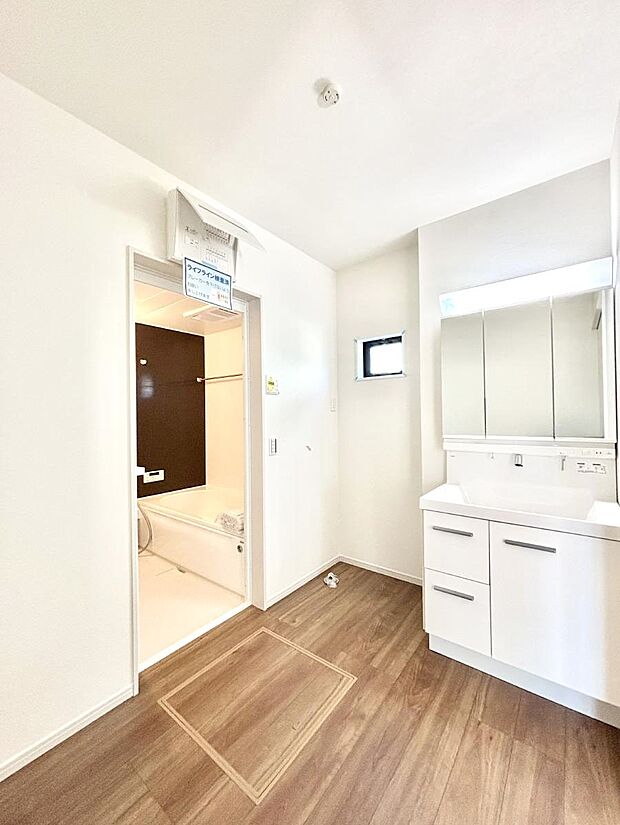 清潔感のある快適空間です。毎日の身支度も気持ち良くお使い頂けます。