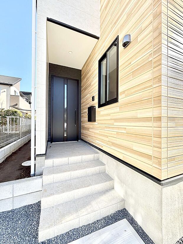 大切な家族、来客を出迎える玄関。