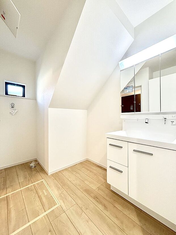 清潔感のある快適空間です。毎日の身支度も気持ち良くお使い頂けます。