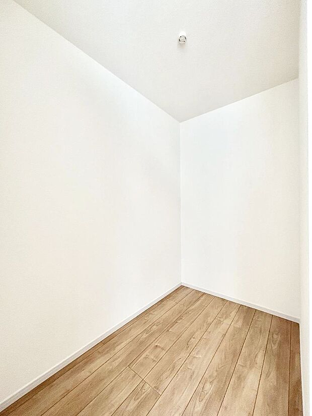 ウォークインクローゼット付きで生活空間を広く利用できます。