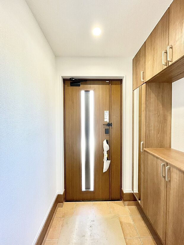 ガラススリットの入った玄関ドアが室内に光を届けてくれます