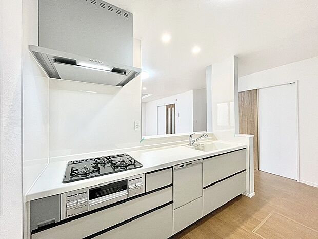 カウンター越しに楽しいおしゃべり。いつものお料理がもっと美味しくなりそうですね。