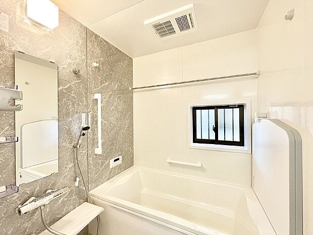 落ち着いた雰囲気でゆっくりお寛ぎいただけるバスルーム