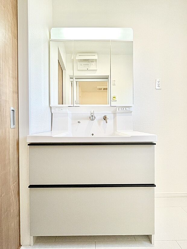 三面鏡の裏に、化粧品や衛生用品などを収納可能。洗面台をすっきりと保ちます!