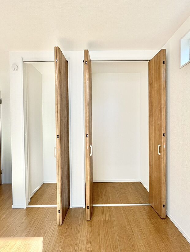 洋室のクローゼット。奥行きがあるので厚手の衣類もすっきり収まります。