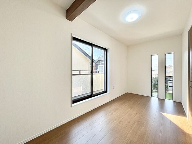 明るいバルコニーサイドに洋室を設置。目覚めの良い寝室に。