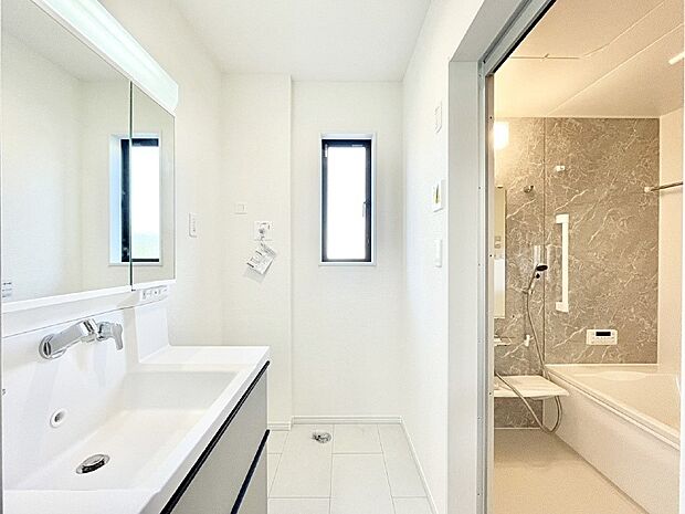 清潔感のある快適空間です。毎日の身支度も気持ち良くお使い頂けます