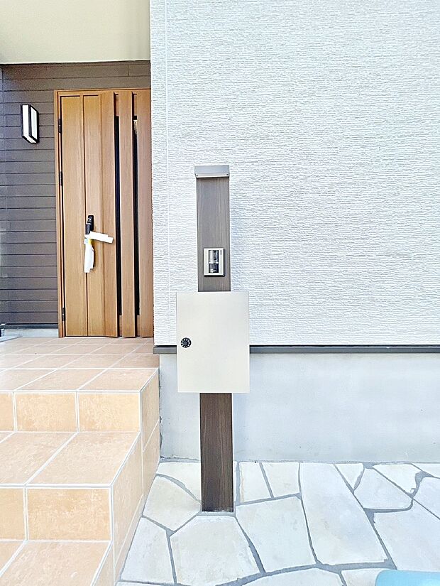 表札・インターホン・ポストをひとつに集約。エントランスになじむシンプルデザイン。