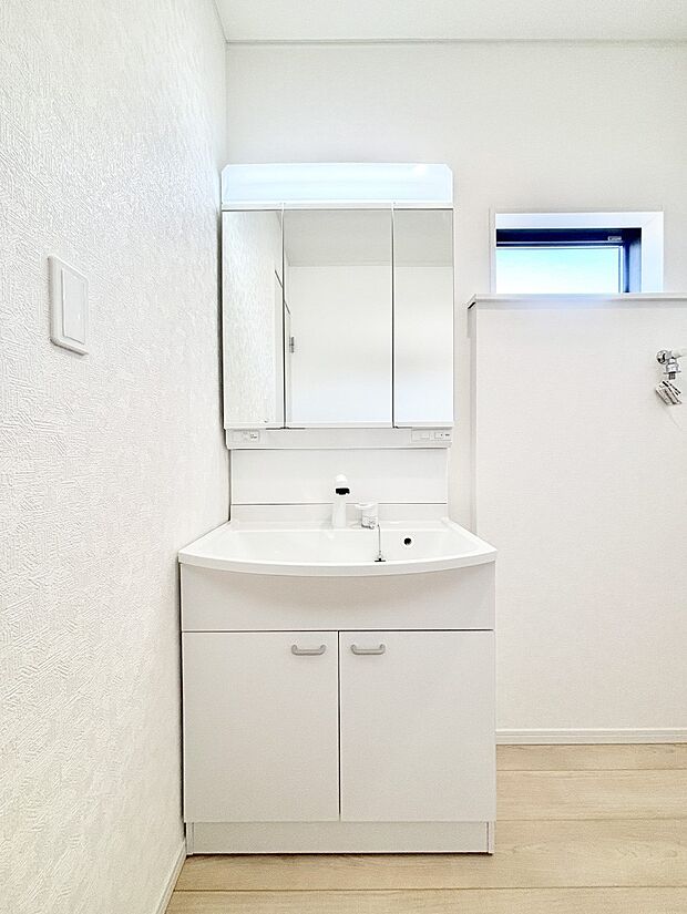 大きく見やすい三面鏡で清潔感ある洗面台は、身だしなみチェックや肌のお手入れにおすすめです。