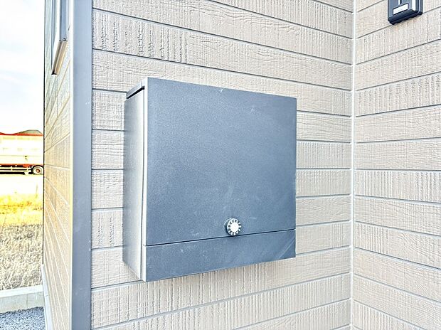 シンプルデザインのポスト。