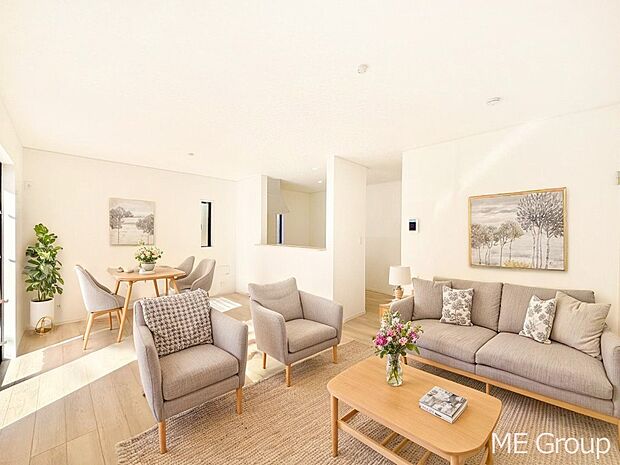 家族の和やかな会話が聞こえてきそう。開放感のあるリビングです。※家具はCGです  