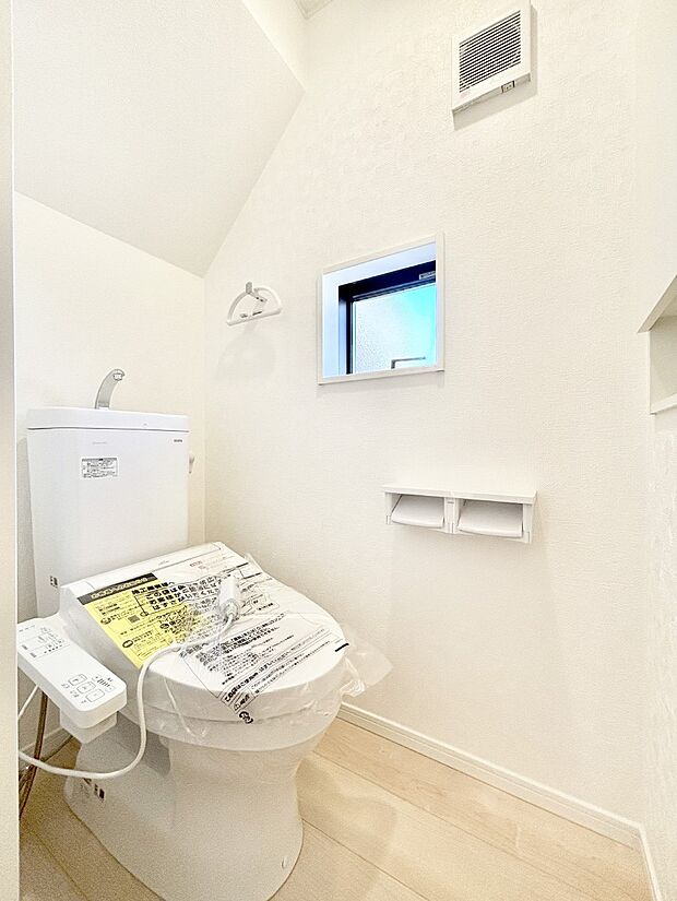 明るく清潔感のあるトイレです。 