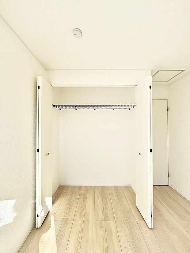 洋室のクローゼット。奥行きがあるので厚手の衣類もすっきり収まります。