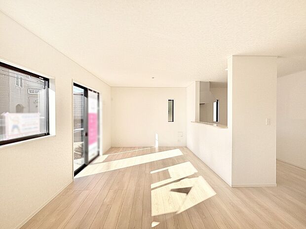 明るい陽光が注ぎ、寛ぎの雰囲気に満たされるダイニング。