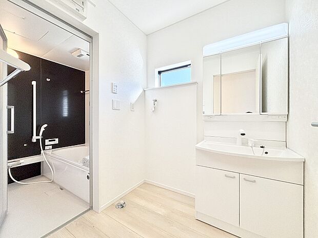 身支度もスムーズにおこなえる脱衣場。  