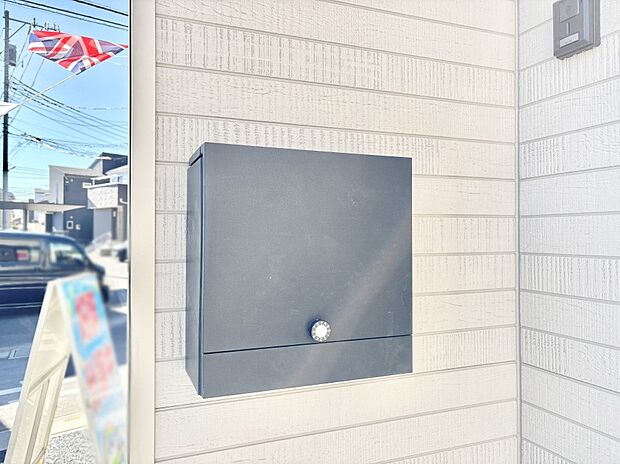 シンプルデザインのポスト。