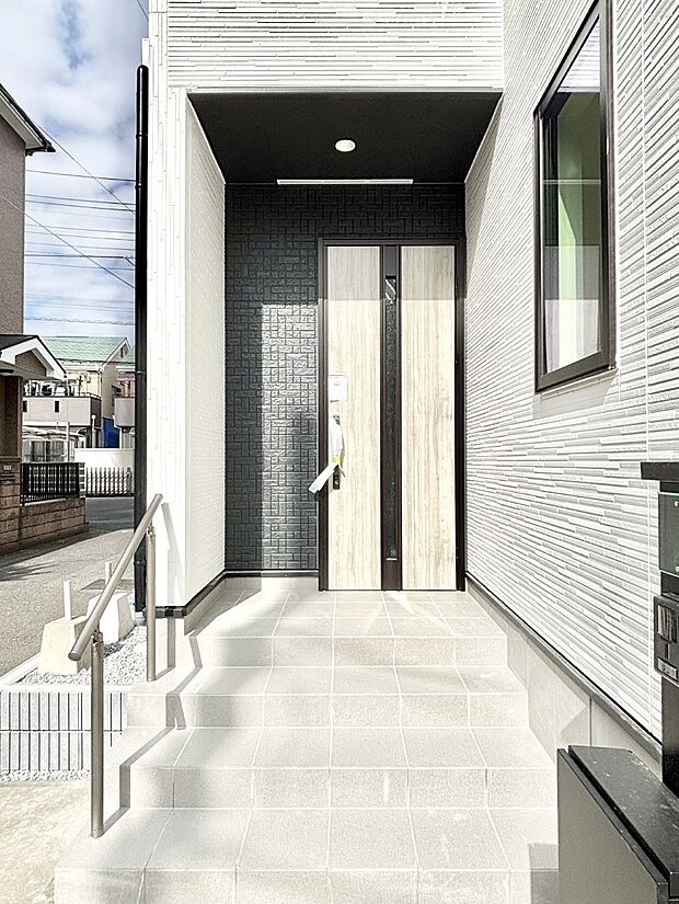 大切な家族、来客を出迎える玄関。