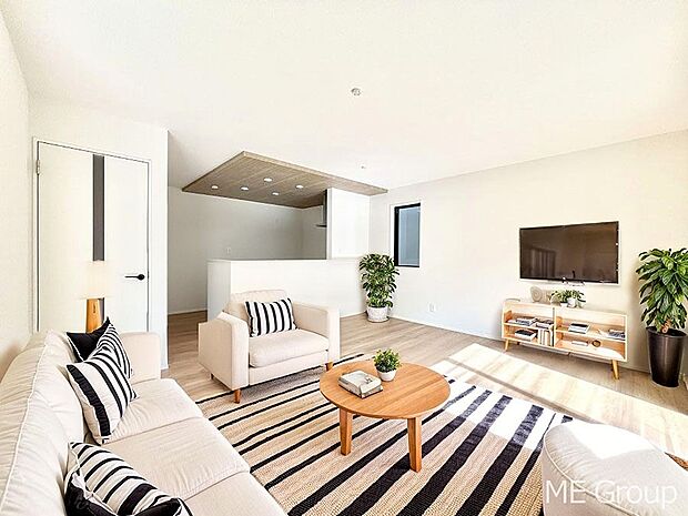 ご家族の賑やかな話し声で包まれる明るいリビング ※家具はCGです