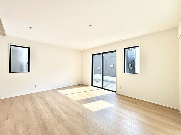 大きな窓からたっぷりの陽光と風を感じられるリビング