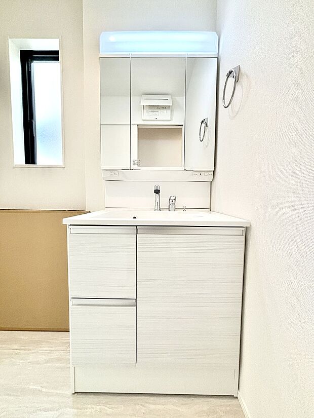 大きく見やすい三面鏡で清潔感ある洗面台は、身だしなみチェックや肌のお手入れにおすすめです。