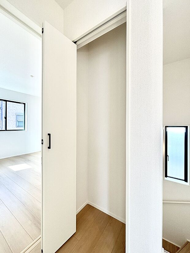 廊下収納。掃除道具や季節の小物を収納することができます。