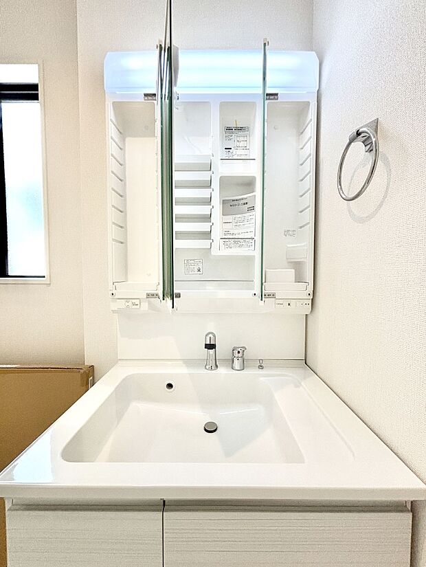 三面鏡の裏に、化粧品や衛生用品などを収納可能。洗面台をすっきりと保ちます!