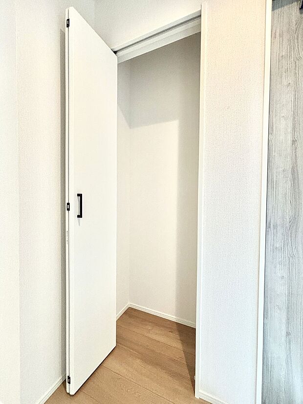 玄関ホール収納です。掃除道具やお出かけ用グッズの収納に便利です。